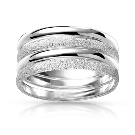Illustration montrant la différence entre une bague fine et une bague large en argent.
