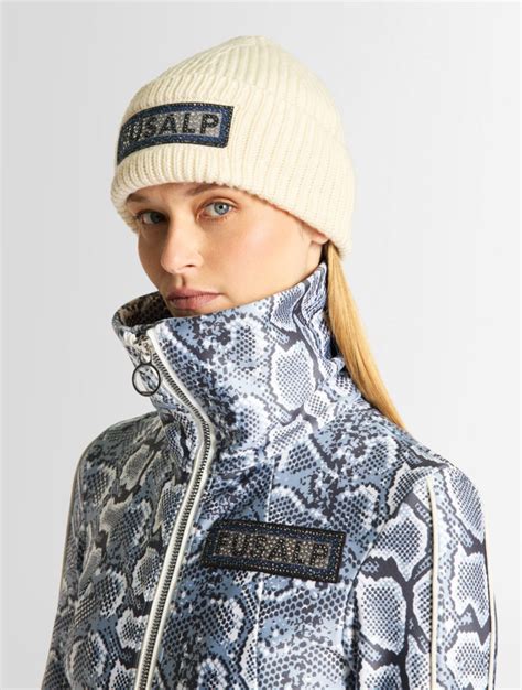 Détail de cristaux Swarovski sur une pièce Fusalp