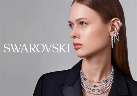 Une sélection de bijoux Swarovski rouges, incluant des boucles d'oreilles, un collier et un bracelet, mettant en valeur la brillance des cristaux rouges.