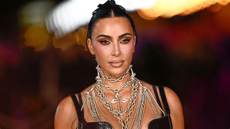Kim Kardashian portant une robe ornée de cristaux Swarovski lors d'un événement.