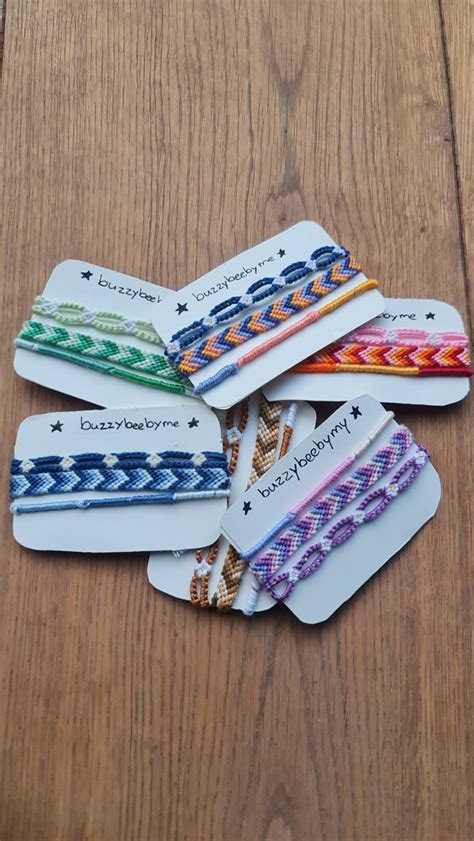 Exemples de messages gravés sur des bracelets d'amitié : dates, initiales, citations courtes.