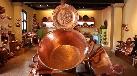Artisan travaillant le cuivre à Santa Clara del Cobre