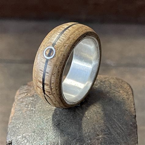 Exemple de bijou contemporain combinant argent et bois, inspiré de motifs aztèques