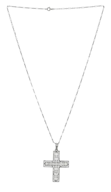 Schéma d'un pendentif croix en platine serti de diamants, avec indication des dimensions et du nombre de pierres.