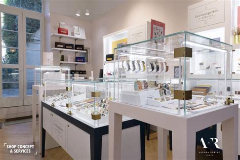 Intérieur d'une bijouterie moderne avec une sélection de colliers, bracelets et bagues exposés.