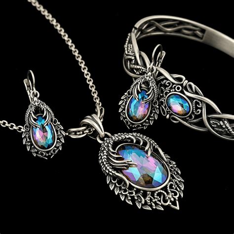 Exemple de bijoux fantaisie élégants avec des pierres semi-précieuses.