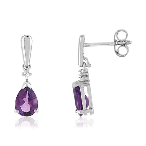 Photo détaillée des boucles d'oreilles dormeuses en or blanc avec améthystes poire