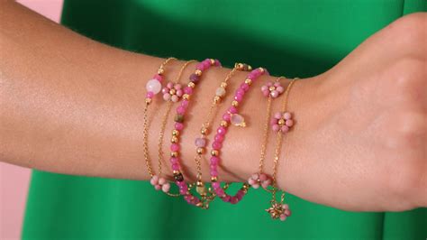 Illustration de différentes manières d'associer des bracelets fins avec d'autres bijoux.