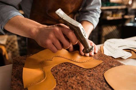 Détail d'un artisan travaillant le cuir dans le Souk Cherratine, montrant la richesse des textures et des couleurs