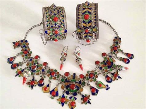 Collection variée de bijoux berbères, incluant des fibules, des colliers et des bracelets, mettant en avant les motifs géométriques et l'argent