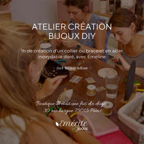 Ambiance d'un atelier de création de bijoux à Marrakech, avec des artisans travaillant méticuleusement sur des pièces traditionnelles