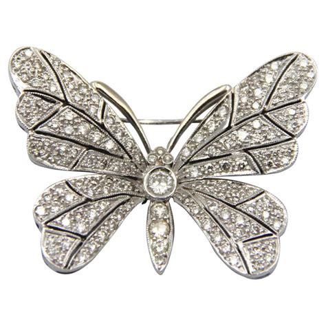 Détail d'une broche papillon Buccellati en diamants et or blanc.
