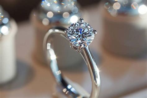 Une bague de style milanais des années 1930, mettant en valeur le travail du platine et des diamants.