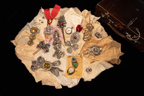 Photographie des joyaux des Habsbourg, tels qu'ils furent cachés pendant plus de 100 ans.