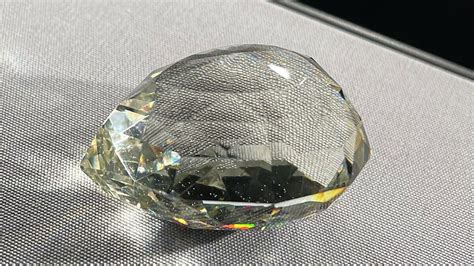 Gros plan sur le diamant Florentin, une pierre légendaire de 137 carats.