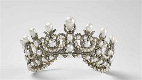 Exemple de diadème inspiré des collections royales, créé par une maison de haute joaillerie moderne.