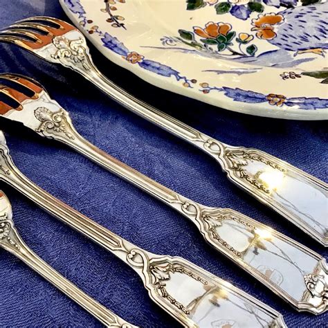 Exemple de vaisselle en argent massif de style victorien avec des ornements détaillés