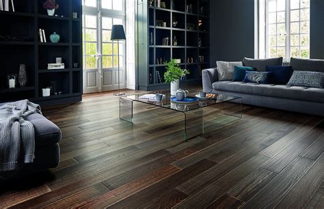 Intérieur de salon avec un sol en pierre bleue et des meubles en bois.