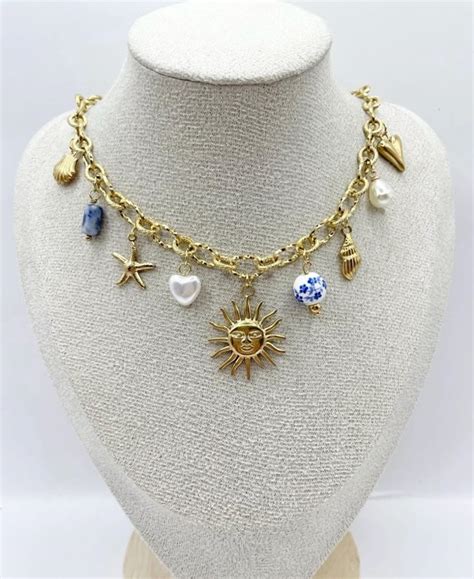 Exemple d'une peinture gouachée détaillée d'un collier complexe.