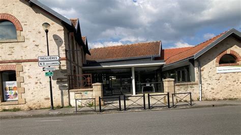 Vue de la mairie d'Étretat et de son annexe abritant la bibliothèque municipale.