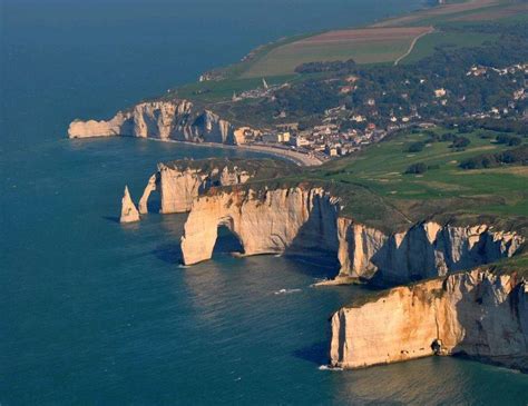La promenade du Perrey à Étretat, avec la digue et la vue sur la mer.