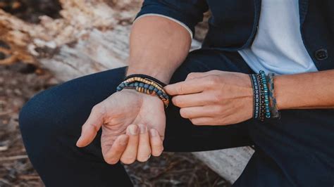 Photo du bracelet porté au poignet, mettant en valeur la croix et les détails en argent