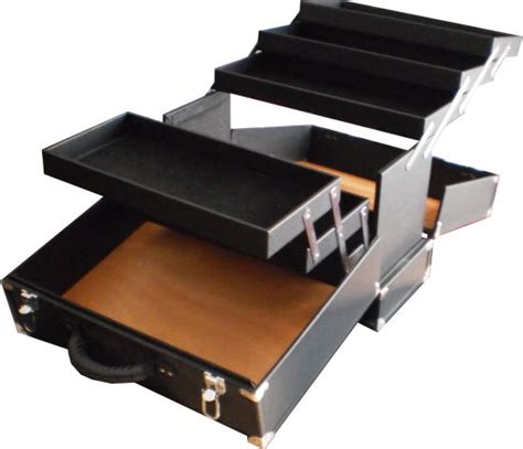 Intérieur d'une valise marmotte moderne pour bijoutier, montrant des compartiments et des présentoirs