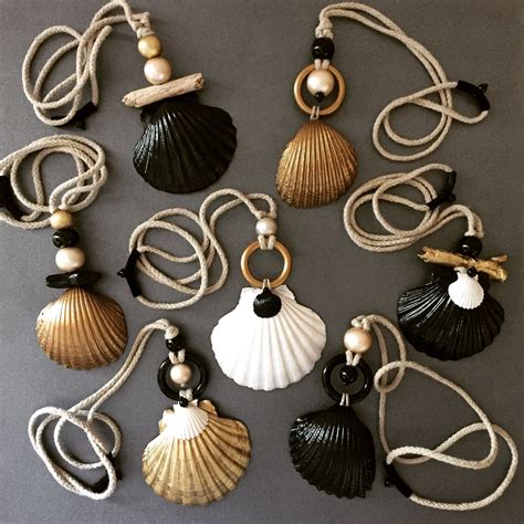 Photographie de bijoux anciens en coquillages, mettant en évidence la finesse du travail et l'association avec d'autres matériaux précieux.