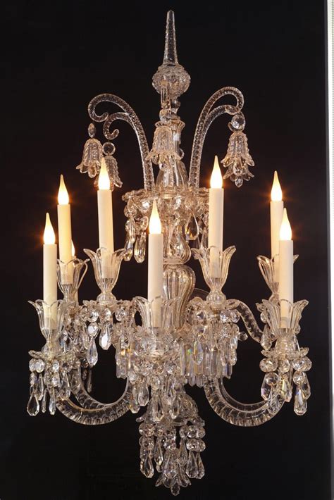 Photographie d'un lustre Baccarat historique, illustrant la complexité et le raffinement des créations.