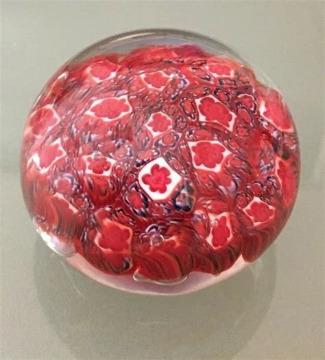 Image d'un presse-papier Baccarat ancien avec des motifs millefiori, démontrant la maîtrise de la coloration et de l'incrustation.