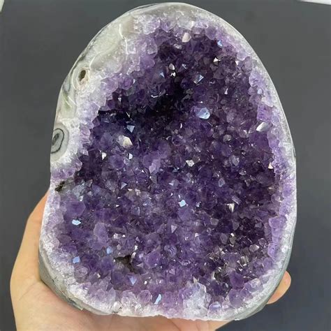 Une géode d'améthyste aux cristaux violets éclatants.