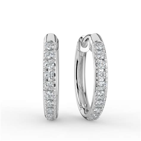 Visuel attrayant de la bague avec deux diamants et des créoles serties de diamants de la collection Pandora.