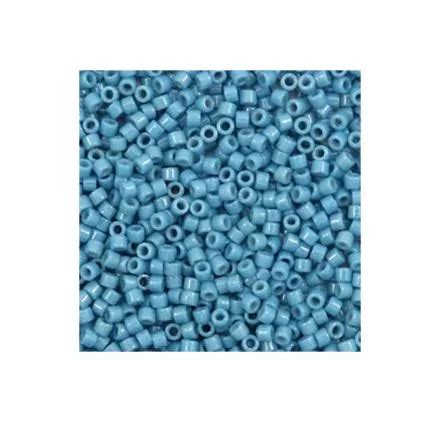 Photo gros plan de perles Miyuki Delicas 11/0 avec le vernis Duracoat, montrant la finesse et la régularité des perles.