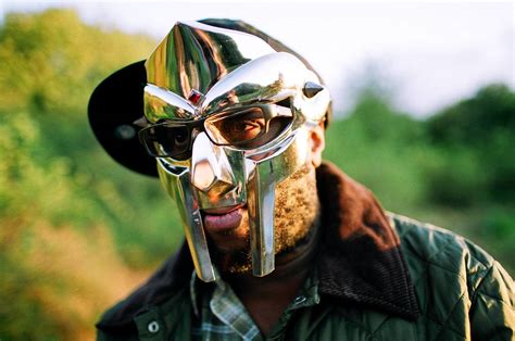 Photographie emblématique de MF DOOM portant son masque.
