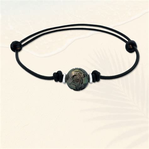 Bracelet en cuir multi-tours avec une perle noire de Tahiti gravée