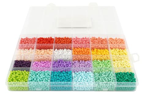 Image présentant un assortiment de perles de rocaille, de perles en verre et de perles en bois.