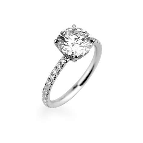 Photographie d'une bague de fiançailles solitaire avec un diamant de 2 carats