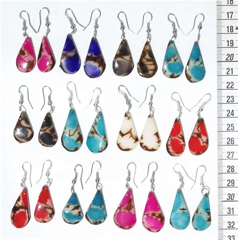 Bijoux en tagua aux couleurs vives et aux formes variées
