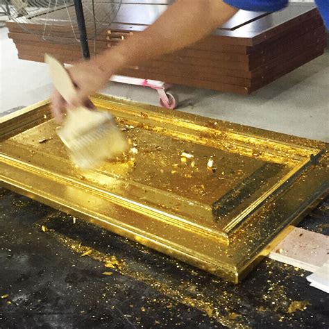 Une rose délicatement recouverte de feuilles d'or 24 carats, capturant la lumière pour un éclat maximal.