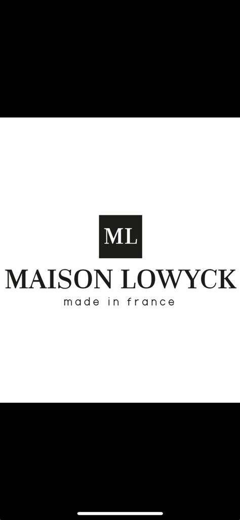 Une personne dépoussiérant délicatement une rose plaquée or avec un chiffon doux pour maintenir sa brillance.