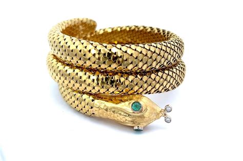 Photographie d'un bracelet serpent en or rose avec des cristaux Swarovski, montrant la brillance et le détail du motif serpent.