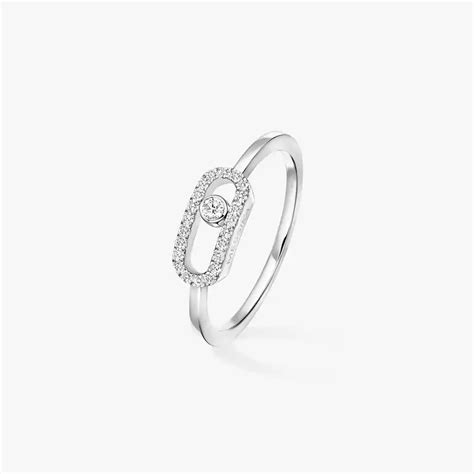 Une femme portant une bague Messika avec un design audacieux et moderne.