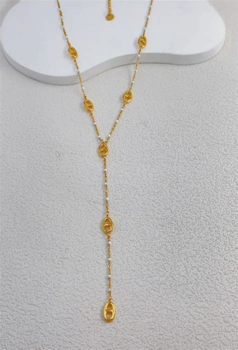 Photographie d'un collier sautoir forme Y en acier inoxydable, mettant en avant sa finition brillante et son design épuré.