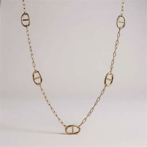 Illustration montrant différentes façons de porter un collier sautoir forme Y : avec un décolleté en V, sur un t-shirt, et en superposition avec d'autres colliers.