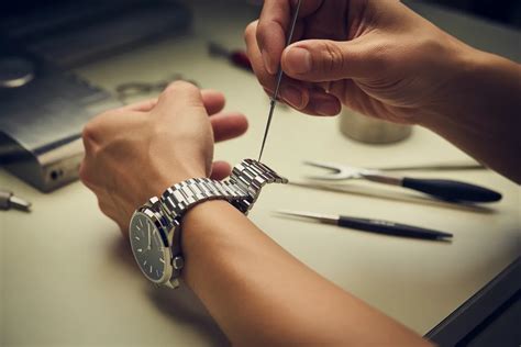 Illustration montrant comment porter une montre et ajuster le bracelet