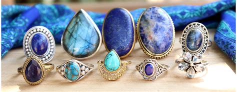 Exemples de bijoux : bague avec pierre bleue, pendentif en forme de poisson, boucles d'oreilles délicates