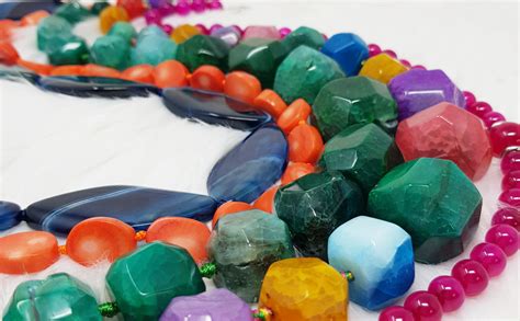 Exemple de collier de pierres précieuses fait main par des enfants