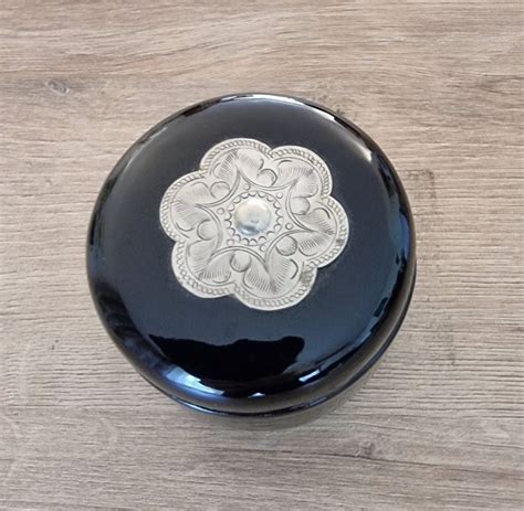 Intérieur d'une boîte à bijoux Ottaviani en bois laqué noir avec couvercle orné d'art nouveau.