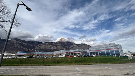 Photo extérieure du magasin Pandora à Crolles, mettant en avant sa façade et son enseigne.
