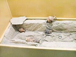 Tombe d'une jeune fille inhumée. Protogéométrique, vers 1000 av. J.-C.